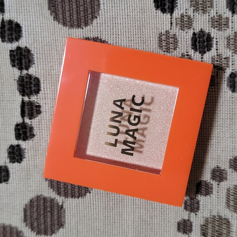 Luna Magic Compact Highlighterin Tulum